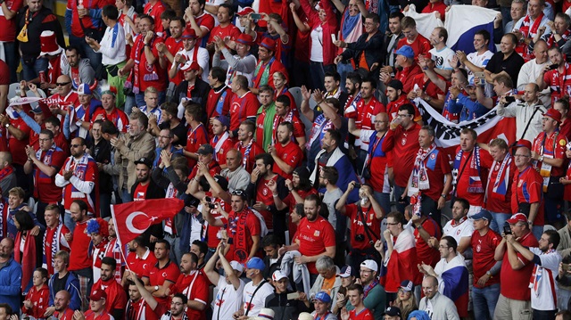 Türk taraftarlar Burak'ın golü sonrasında böyle sevindi.