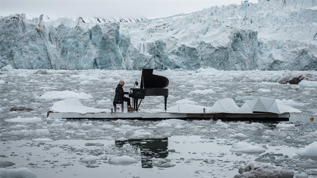 İtalyan bestekâr Ludovico Einaudi, buzulların korunmasına dikkat çekmek için, kutuplarda piyano resitali verdi.