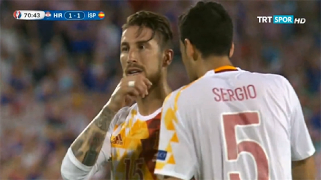 Sergio Busquets'in Ramos'a penaltıyı vuracağın yeri biliyorlar diye fısıldaması İspanya'nın penaltıyı kaçırmasına sebep oldu.