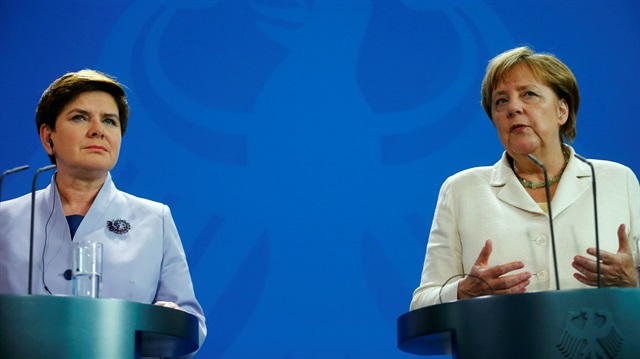 Merkel, Polonya Başbakanı Beata Szydlo ile yaptığı görüşmenin ardından düzenlenen ortak basın toplantısında, İngiltere'nin AB'den ayrılıp ayrılmaması konusundaki kararı İngiliz halkının vereceğini söyledi.