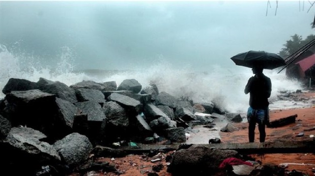Hindistan'da yoğun hava yağışları devam ederken, 3 eyalette yıldırım düştüğü belirtildi. 