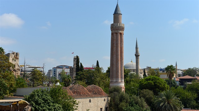 Şehre mührünü vuran âbidevî minaresi Antalya'daki ilk İslam yapılarındandır. 