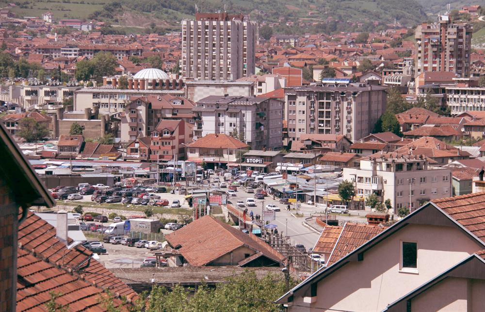 Balkan yarımadasının en önemli geçiş merkezlerinden biri olan Sancak Bölgesi, Sırbistan ve Karadağ Cumhuriyetleri arasında yer alıyor. Güneyinde Arnavutluk, güneydoğusunda Kosova, kuzeybatısında ise Bosna-Hersek bulunuyor. Bölgede yaklaşık 300 bin Müslüman yaşıyor.