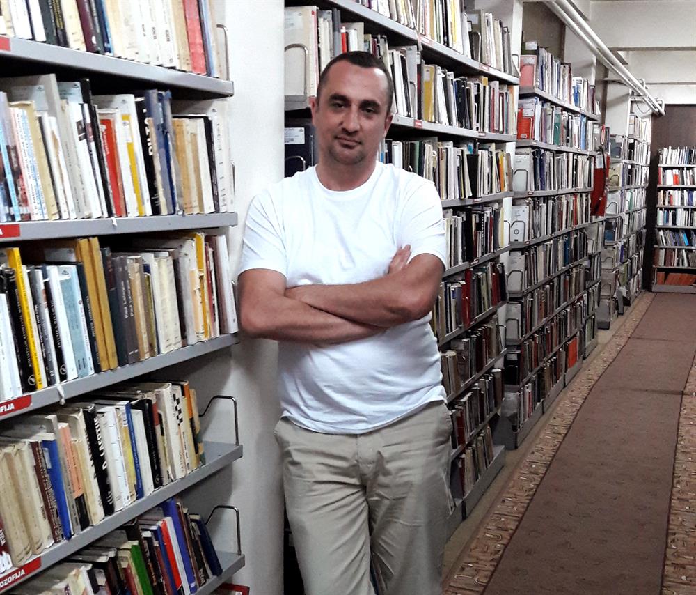 Belgrad'da Türkoloji okuyan ve bir yandan da doktora çalışması yapan Avdiya Salkoviç akademik çalışmalarını Sancak'taki kütüphanede yapıyor.