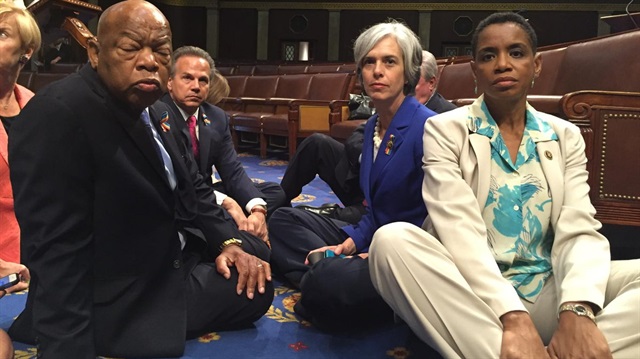 ABD Kongresi'nde Demokratlar 'silahlanma' yasa tasarısını oylamaya almayan senatoyu oturma eylemiyle protesto ediyor. 