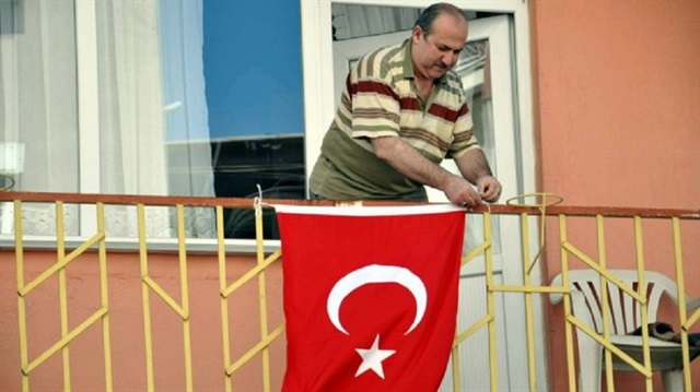 Herkesin balkona bayrak asan dayı olarak tanıdığı kişinin Dursunbey Belediyesi’nden emekli Salih Tahtalıoğlu olduğu ortaya çıktı. 
