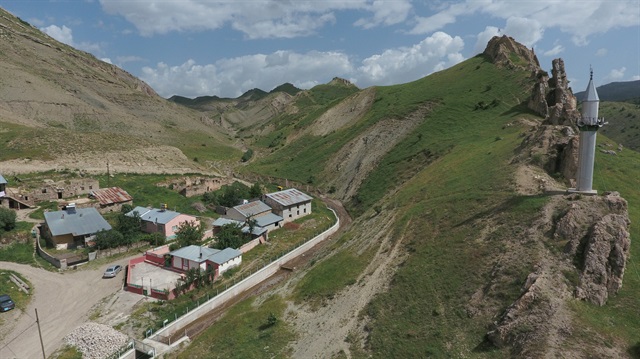 Sivas'ın Zara ilçesindeki Tuzlagözü köyünde asırlık cami minareleriyle dikkat çekiyor.