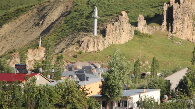 Sivas'ın Zara ilçesi Tuzlagözü köyündeki 110 yıllık cami ile sonradan yaptırılan iki minaresinin farklı yerlerde olması, görenleri şaşırtıyor.