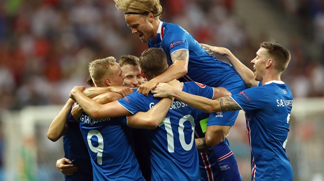 İzlanda 2-1'lik galibiyetle Fransa'nın rakibi oldu.