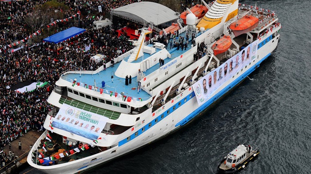 İsrail, İHH öncülüğünde Gazze’ye insani yardım malzemesi taşıyan gemi filosuna 31 Mayıs 2010 günü saldırı düzenlemiş ve Mavi Marmara gemisindeki biri Amerikan vatandaşı 9 Türkü şehit etmişti. 