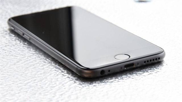 Apple'ın iPhone 7'de 4 yıl aradan sonra siyah renk kullanacağı iddia ediliyor.