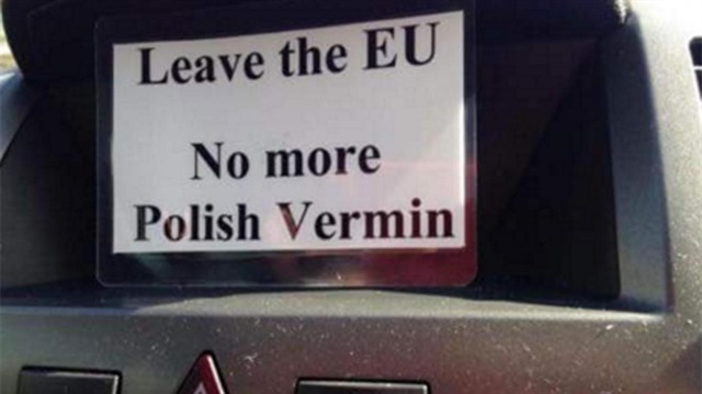 İngiltere'de bir arabanın arkasına yazılan 'AB'den ayrılıyoruz, artık Polonyalı parazitlere yer yok' yazılı pankart açıldı. 