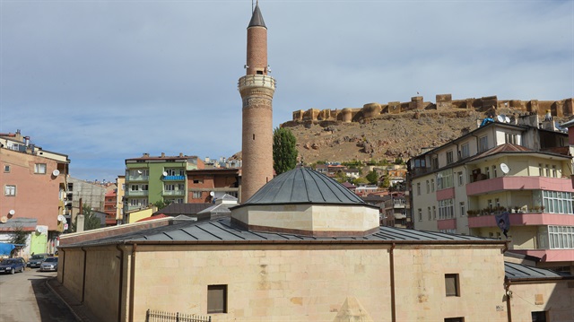 Bayburt Ulu Camii, Anadolu Selçuklu geleneğindeki orijinal minaresi, kare kaide üzerine silindirik gövdeli olarak yükseliyor. 