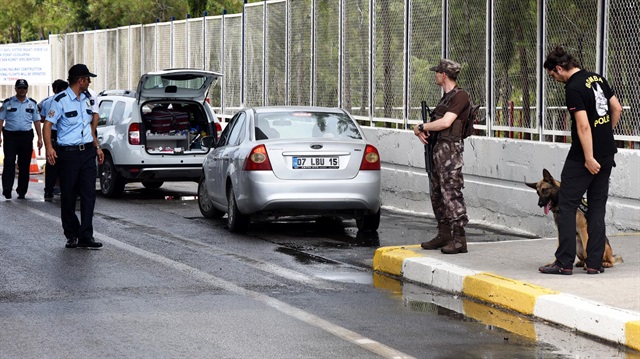 Antalya'da polis ekipleri güvenlik önlemlerin arttırdı. 