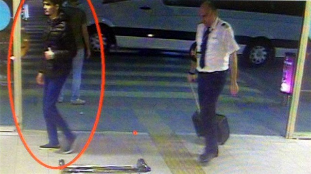Atatürk Havalimanı'nı kana bulayan canlı bombalardan birinin görüntüsü ortaya çıktı. 