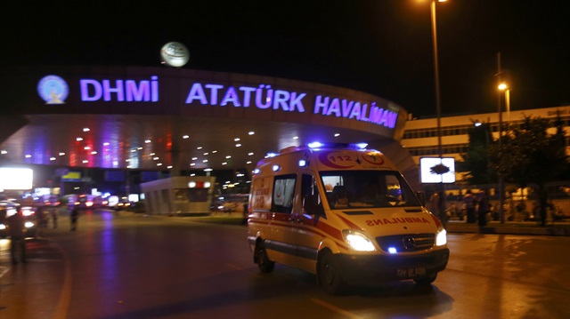 İstanbul'da Atatürk Havalimanı Dış Hatlar Terminali'nde 3 ayrı patlama meydana geldi. 3 canlı bombanın gerçekleştirdiği saldırılarda 28 kişi hayatını kaybetti, 6'sı ağır 60 kişi de yaralandı.