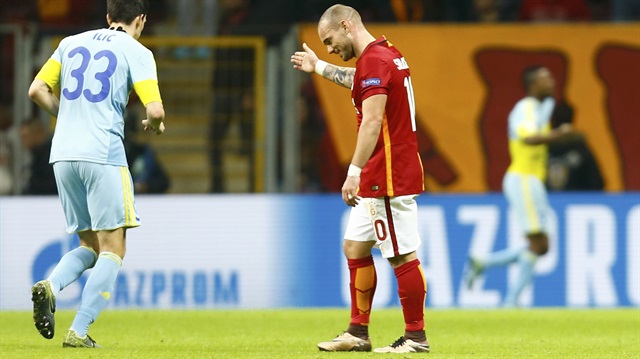 Sneijder'in sezonun ilk antrenmanına katılmaması Galatasaray'da yeni bir kriz doğurdu.