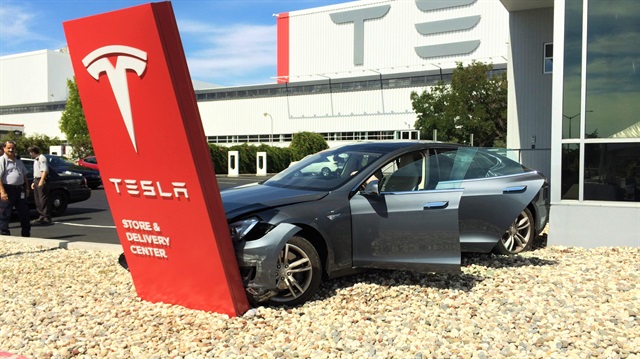 Otomatik pilot sistemiyle ilerleyen Tesla Model S'in sürücüsü karıştığı kaza sonucu hayatını kaybetti.