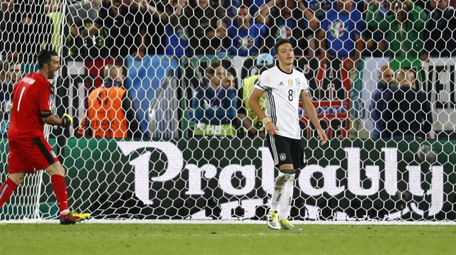 Mesut Özil ile ilgili paylaşıma tepki yağdı.