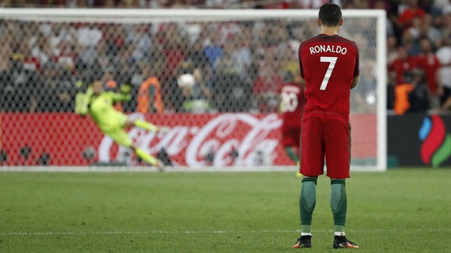 Cristiano Ronaldo'nun Polonya maçındaki penaltı atışları öncesinde penaltı atmak istemeyen João Moutinho'yu ikna edişi sosyal medyada gündem oldu.