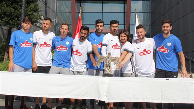 Çaykur Rizespor yeni transferlerini basına tanıtarak rakiplerine gözdağı verdi.