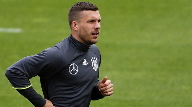 Alman milli takımının yıldız oyuncusu Podolski, milli takımı bırakabileceğinin sinyallerini verdi.
