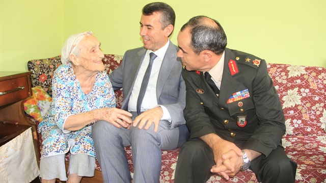 Edremit Kaymakamı Ali Sırmalı ve Tuğgeneral Nihayet Ünlü, Hatice Nine'yi evinde ziyaret etti.