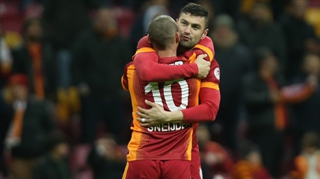 Galatasaray Yönetimi'nin Sneijder'e takındığı tavır tepki görmeye devam ediyor.
