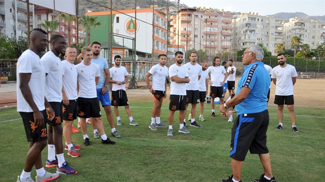 Hüseyin Kalpar'ın konuşmasıyla Alanyaspor'da yeni sezonun ilk çalışması başladı.