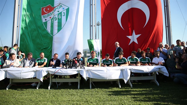 Bursaspor 7 futbolcuyla sözleşme imzaladı.