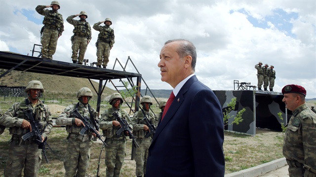 ARŞİV-Cumhurbaşkanı Recep Tayyip Erdoğan, Ankara'nın Gölbaşı ilçesinde bulunan Özel Kuvvetler Komutanlığı'nı Mayıs ayında ziyaret etmiş ve 'bordo bereliler' olarak anılan özel kuvvetlerinin nefes kesen tatbikatını da yakından izlemişti.