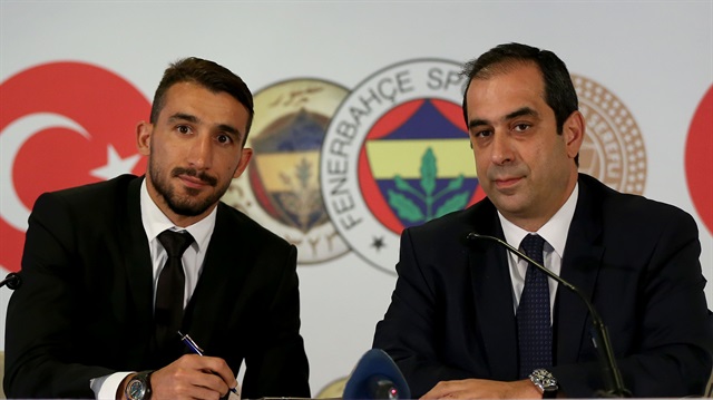 Mehmet Topal'ın imza törenine kulüp başkanı Aziz Yıldırım da katıldı.