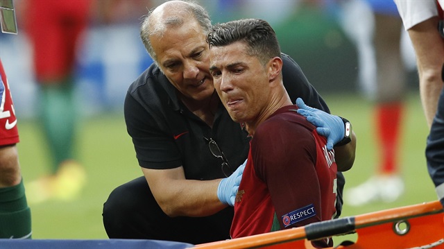 Ronaldo, Payet'le girdiği pozisyon sonrası sakatlandı... Sakat sakat oynamaya devam etti ama çok fazla dayanamadı ve kendini yere bıraktı