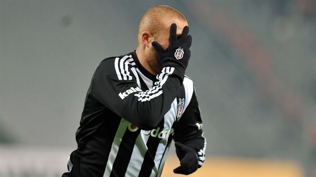 Beşiktaş formasıyla 82 Süper Lig maçında 12 gol attıp 19 da asist yapan Töre, siyah-beyazlı taraftarlara veda etti.