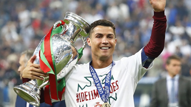 Daha önce de birçok bağışta bulunan yıldız futbolcu Ronaldo, şampiyonluk pirimini bağışladı.