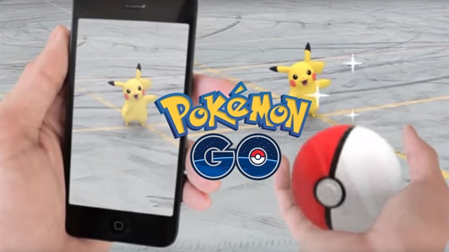 24 yaşındaki bir genç kız saati 20 dolardan Pokemon karakteri yakalıyor.