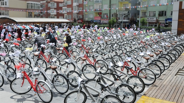 Sağlık Bakanlığı'nın dağıttığı ücretsiz bisikletin internetten satışa çıkarılması tepkilere neden oldu. 