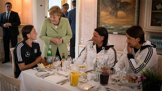 Mesut Özil'e Angela Merkel'den destek geldi.