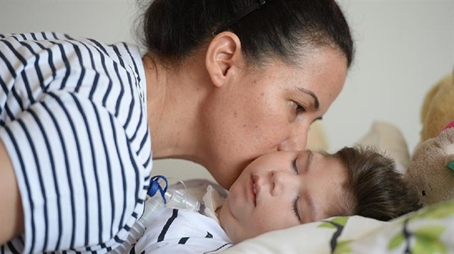 Serebral palsi hastası oğluna bakan anne Necla Gümüştekin oğlunun ilk önce epilepsi ameliyatı geçirmesi gerektiğini söyledi.