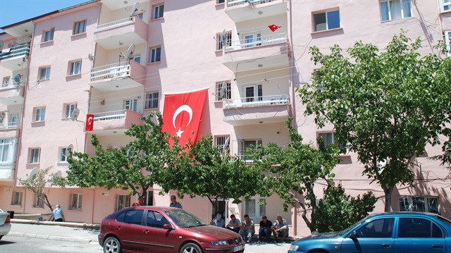 Acı haberin ulaştığı şehit evlerine Türk bayrağı asıldı.