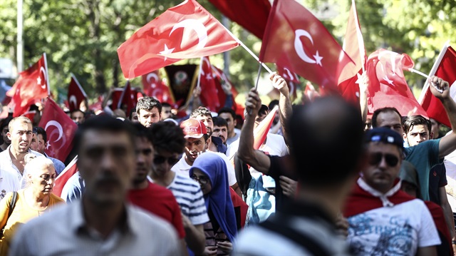 Darbe girişimine karşı dün geceden beri sokaklarda olan vatandaşlar gün boyunca ellerinde Türk bayraklı ile yürüyüşler yaptı.