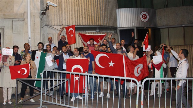 PAris'te meydanlarda toplanan Türkler sloganlar atarak darbe girişimini protesto etti.