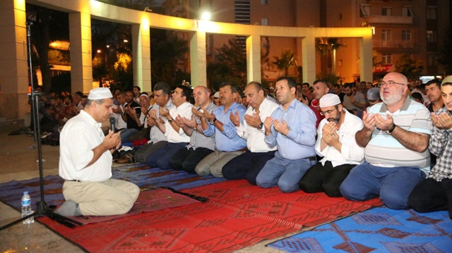 Kocaeli'de cemaat darbe kalkışmasını sabaha kadar protesto etti.