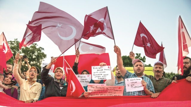 Bakü’den Washington’a Saraybosna'dan Paris'e kadar tüm dünyada, FETÖ’ye lanet Türkiye’ye destek için gösteri düzenlendi.