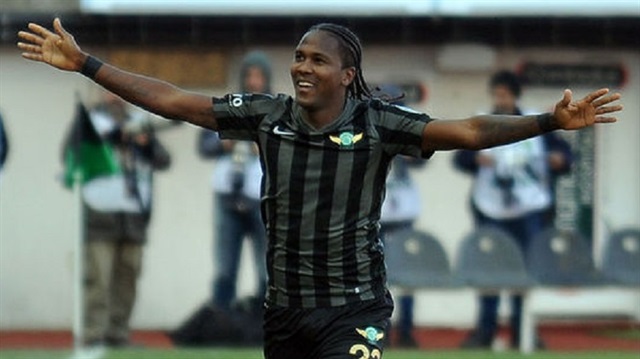 Akhisar Belediyespor'un golcü oyuncusu önümüzdeki sezon da takımında kalmaya karar verdi.