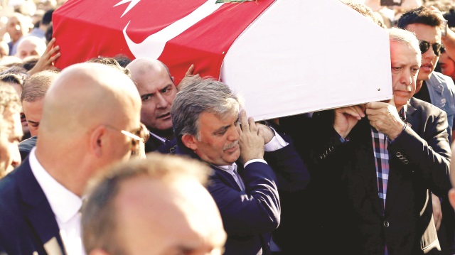 Cumhurbaşkanı Erdoğan, Erol Olçok’un cenazesine Abdullah 
Gül ile birlikte omuz verdi.