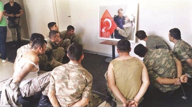 Gözaltına alınan hainlerden bir kısmı arkalarından kelepçelenerek, suikast düzenle mek istedikleri Başkomutanları Erdoğan’ın fotoğrafının önünde bir süre tutuldu.