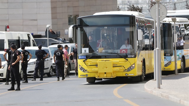 Gözaltına alınan askerlerin bir kısmı belediye otobüsleriyle Çağlayan Adliyesi'ne getirildi.