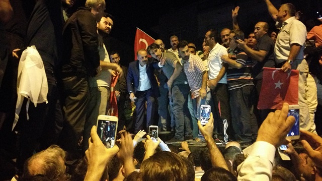 Mamak Belediye Başkanı Mesut Akgül ve AK Parti Mamak İlçe Başkanı Muhammet Abdullah Özer, 15 Temmuz'da gerçekleştirilen Fetullahçı Terör Örgütü'nün (FETÖ) darbe girişiminde, Mamak'ta yaşananları ve verdikleri mücadeleyi anlattı.