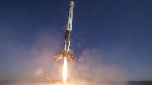 SpaceX'in yeniden kullanılabilir roketi Falcon 9, ikinci kez karaya indi.